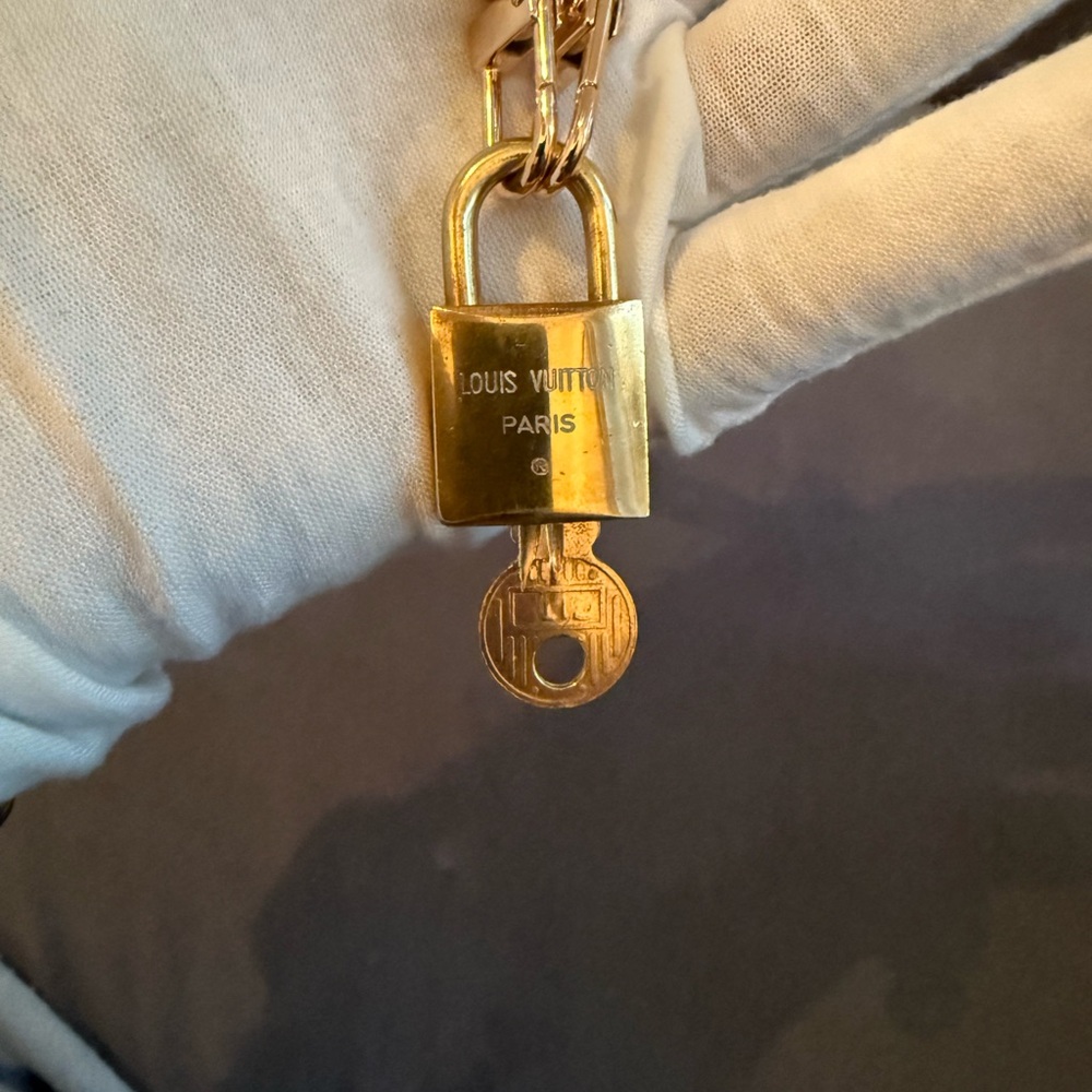 Rare Louis Vuitton lock and key #219 comes with a
unbranded chain - Picture 4 of 9
